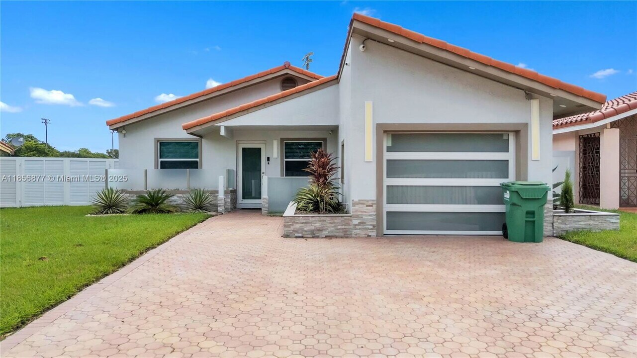 15852 SW 108th Ave in Miami, FL - Building Photo