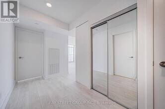 501 Yonge St in Toronto, ON - Building Photo - Building Photo