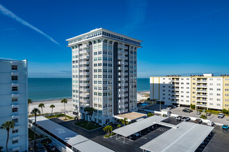 Club Redington in Redington Shores, FL - Foto de edificio - Primary Photo