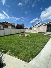 6222 Waller Ln in West Jordan, UT - Foto de edificio - Building Photo