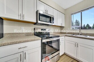 17036 NE Oregon St in Portland, OR - Building Photo - Building Photo