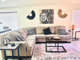 2745 E Hartford Ave in Phoenix, AZ - Building Photo