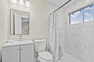 8050 Tavenor Ln in Houston, TX - Building Photo - Building Photo