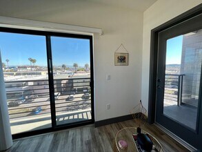 3743 Midvale Ave, Unit 402 in Los Angeles, CA - Building Photo - Building Photo