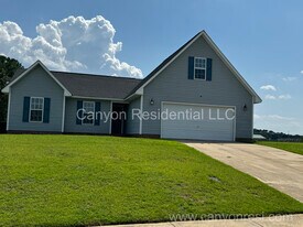 323 Rushmore Ct in Raeford, NC - Building Photo