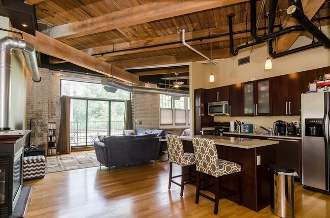 43 Charlton St, Unit B-105 in Everett, MA - Building Photo - Building Photo