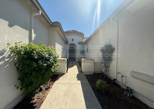 5891 Silver Oak Cir in Stockton, CA - Foto de edificio - Building Photo