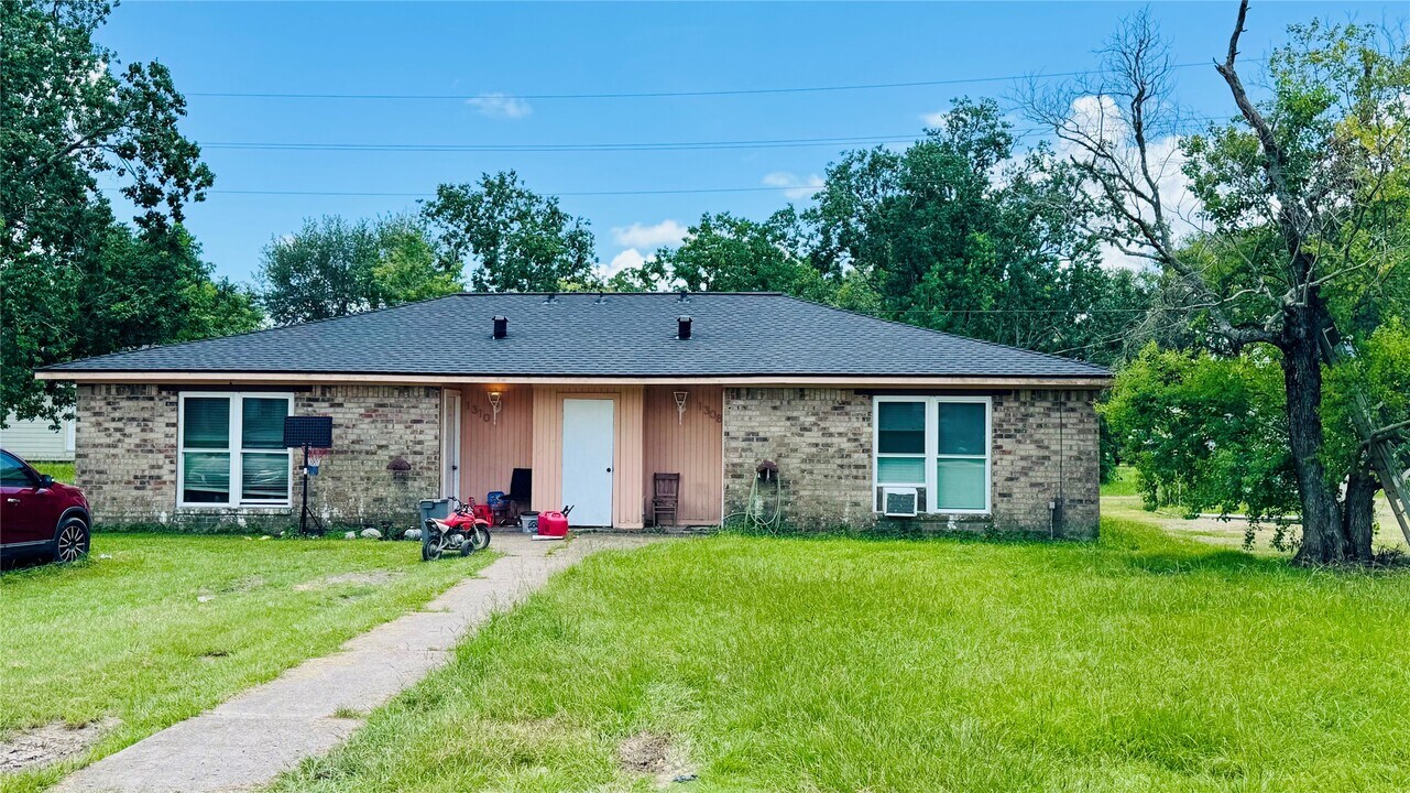 1308 Trinity St in Anahuac, TX - Building Photo