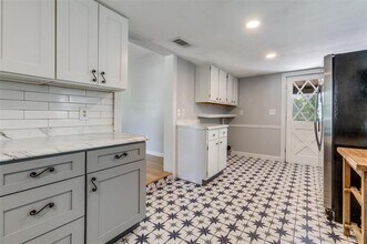 8910 San Leandro Dr in Dallas, TX - Building Photo - Building Photo