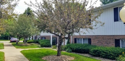 Willow Moor Townhouses II in Jefferson, OH - Building Photo - Building Photo