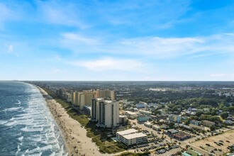 105 S Ocean Blvd in North Myrtle Beach, SC - Foto de edificio - Building Photo