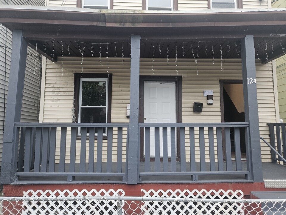 124 Lyon St, Unit 3 in Paterson, NJ - Building Photo