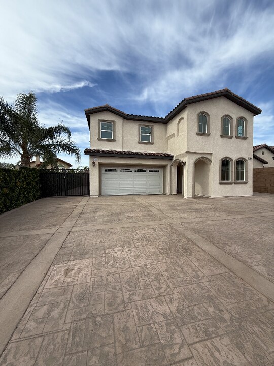 7398 N Maple Ave in Fontana, CA - Building Photo