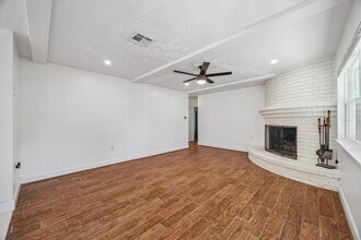 5731 S Braeswood Blvd in Houston, TX - Building Photo - Building Photo