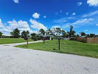 101 Sylvania Ave in Englewood, FL - Building Photo - Building Photo