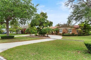 11201 SW 136th St in Miami, FL - Building Photo