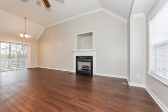 1046 Golf View Way in Spring Hill, TN - Foto de edificio - Building Photo