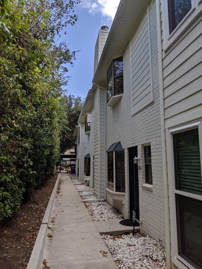 2807 Throckmorton St Rentals in Dallas, TX