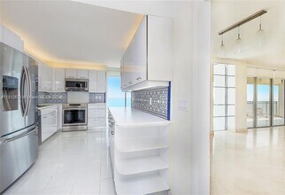 881 Ocean Dr, Unit 22A in Key Biscayne, FL - Building Photo - Building Photo