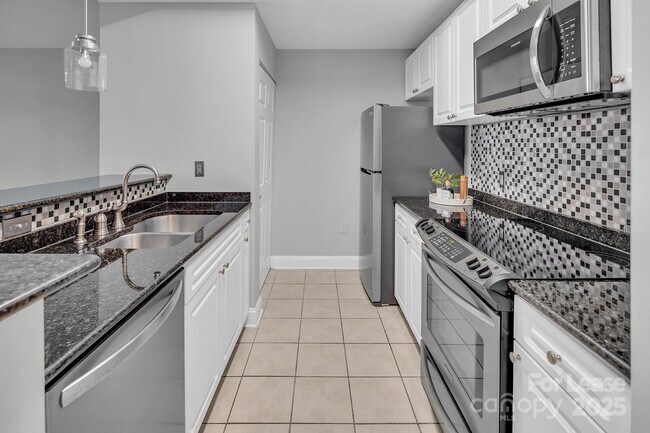 300 W 5th St in Charlotte, NC - Building Photo - Building Photo