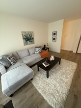 1204 Memorial Dr, Unit # 16 in South Milwaukee, WI - Foto de edificio - Building Photo