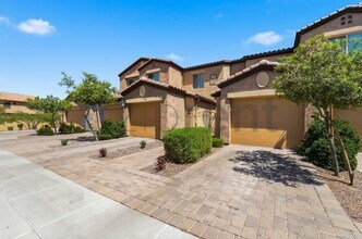 250 W Queen Creek Rd in Chandler, AZ - Foto de edificio - Building Photo