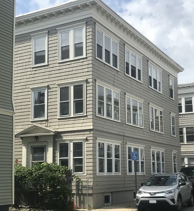 18 Hanover Cir in Lynn, MA - Building Photo