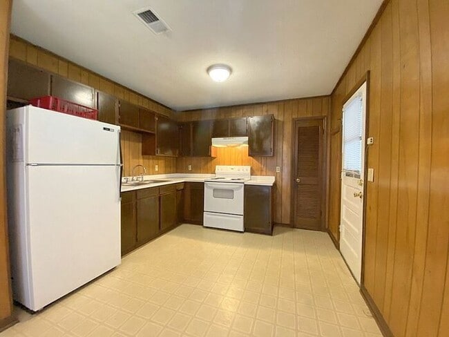 1007 Sunnyside Dr in Cayce, SC - Foto de edificio - Building Photo
