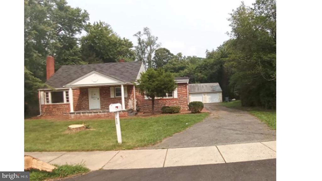 3307 Beechtree Ln in Falls Church, VA - Building Photo