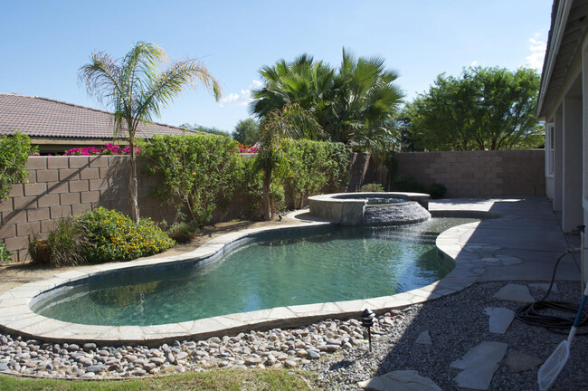 41744 Sutton Dr in Indio, CA - Foto de edificio - Building Photo