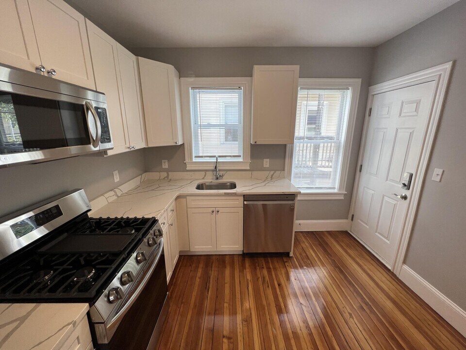 33 Hancock St, Unit 3 in Somerville, MA - Building Photo