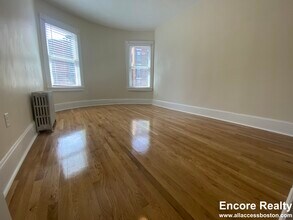 1595 Beacon St, Unit 3 in Brookline, MA - Building Photo - Building Photo