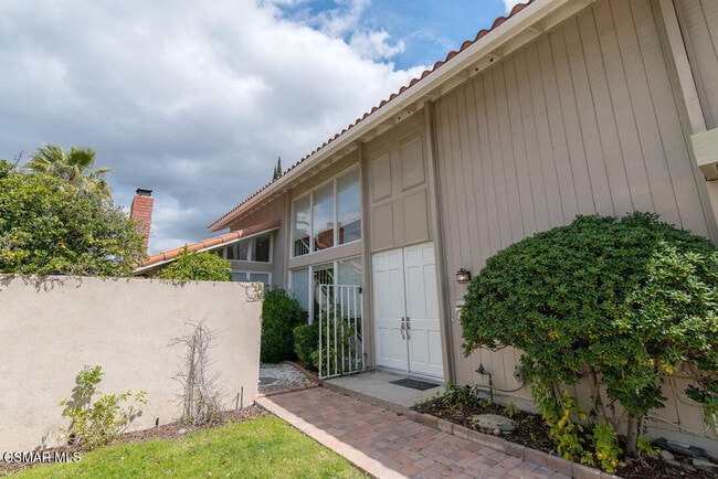 1074 Elfstone Ct in Westlake Village, CA - Building Photo - Building Photo