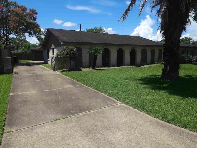 3008 Tipps Dr, Unit 9-14 in Nederland, TX - Building Photo - Building Photo