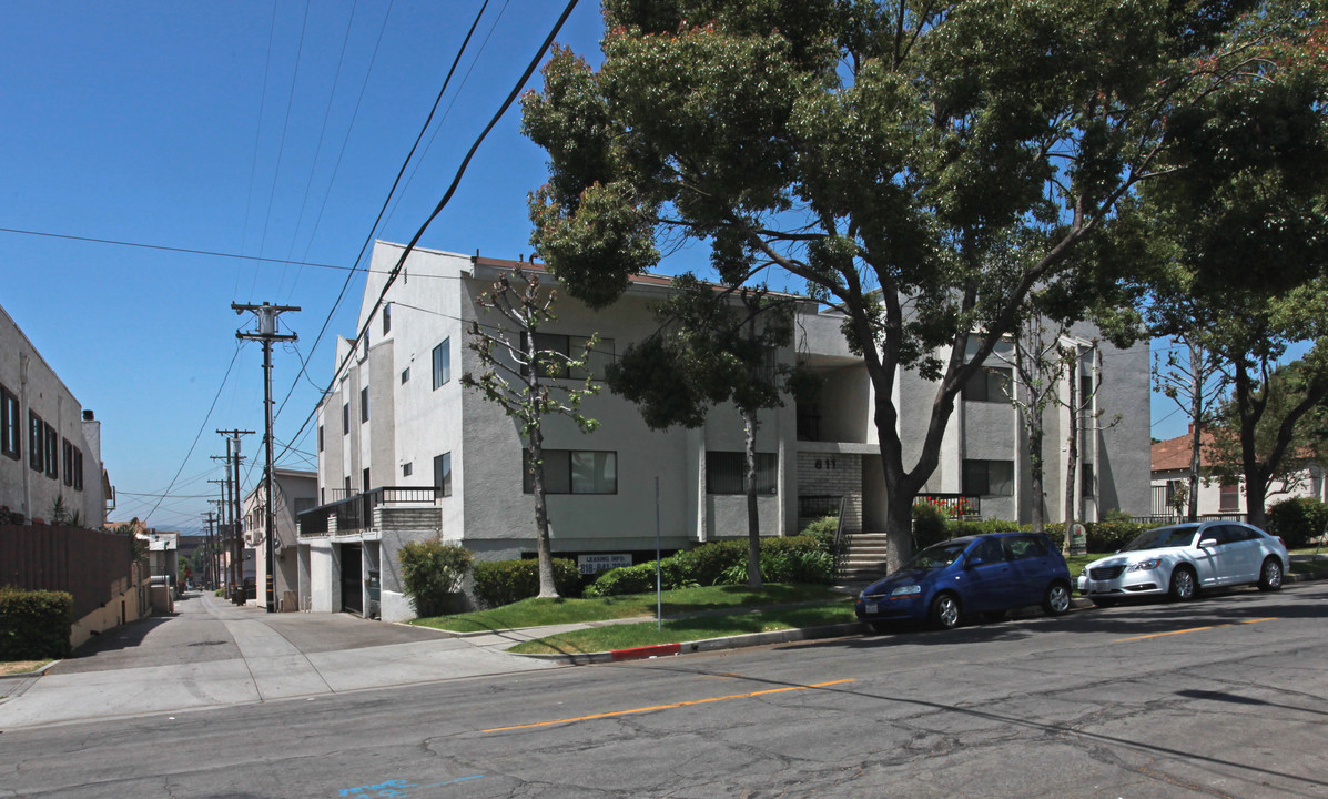 611 S 6th St in Burbank, CA - Foto de edificio