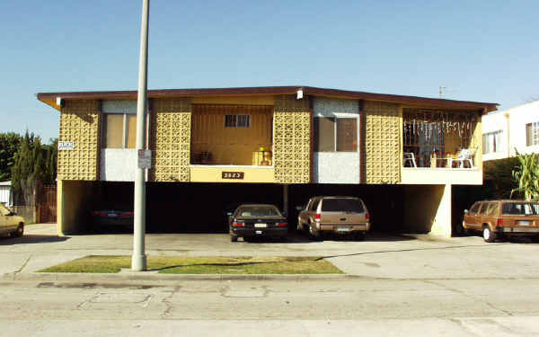 2823 S Cloverdale Ave in Los Angeles, CA - Building Photo