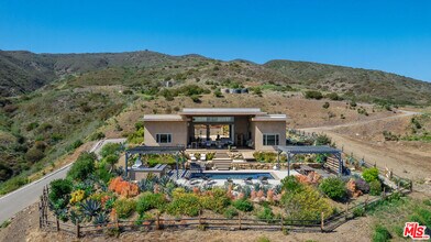 10715 Yerba Buena Rd in Malibu, CA - Building Photo - Building Photo