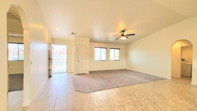 3799 N Mayfield Ranch Rd in Pahrump, NV - Foto de edificio - Building Photo