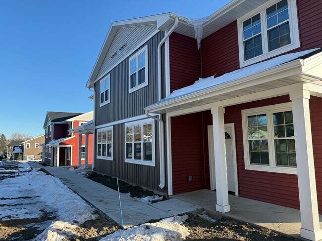 352-354 Woodcrest Ln in Milton, WI - Building Photo - Building Photo