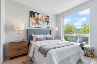 948 W Sunnyside Ave, Unit 202 in Chicago, IL - Foto de edificio - Building Photo