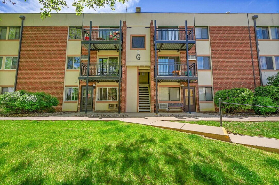 5995 W Hampden Ave in Denver, CO - Building Photo