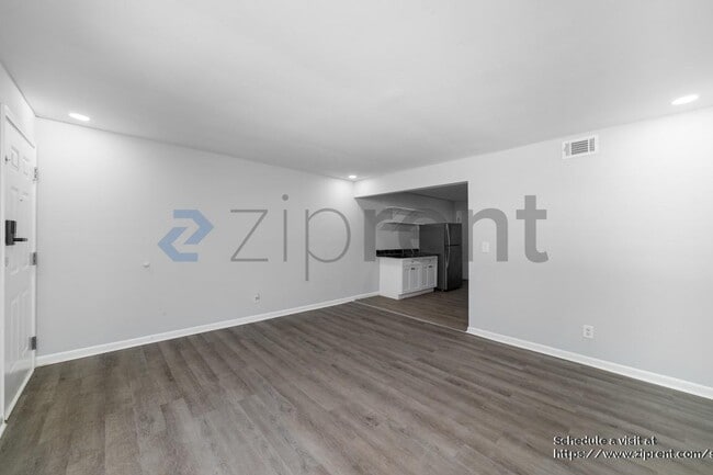 575 Springwood Dr in Forest Park, GA - Building Photo - Building Photo