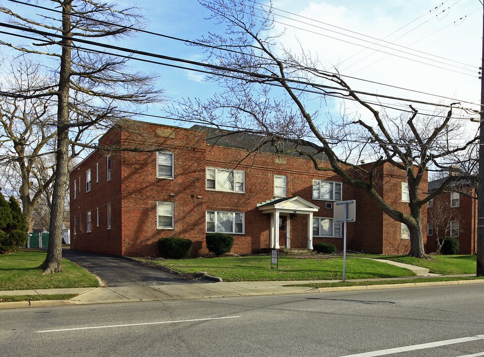 2027 Warrensville Center Rd in Cleveland, OH - Building Photo