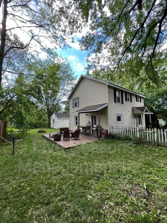 285 1/2 Weaver St in Winooski, VT - Building Photo