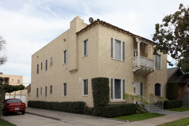 744 Walnut Ave in Long Beach, CA - Foto de edificio - Building Photo