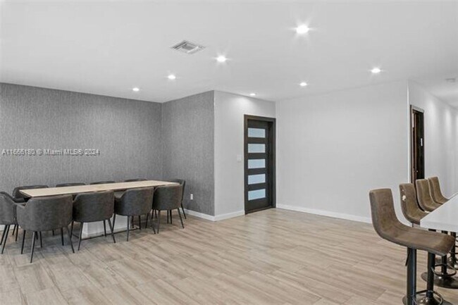 1555 Daytonia Rd in Miami Beach, FL - Building Photo - Building Photo
