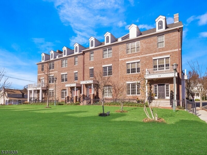 19 Beresford Ln in Livingston, NJ - Building Photo