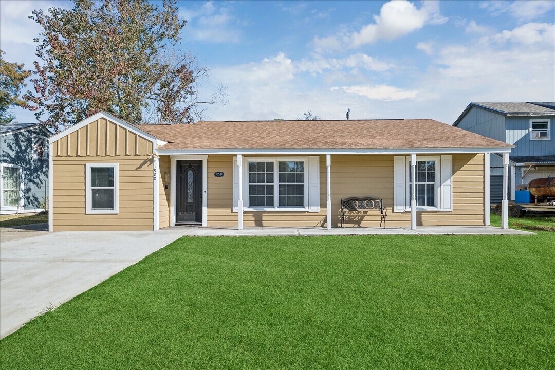 1900 Oregon St in Baytown, TX - Building Photo