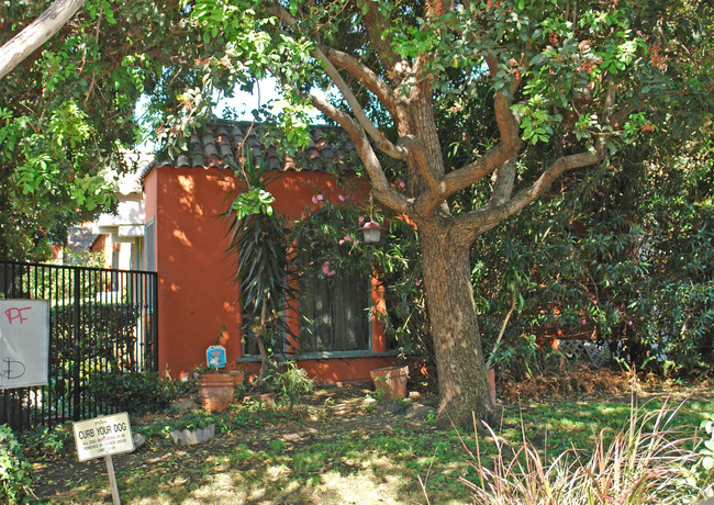 7915 N Hayworth Ave in Los Angeles, CA - Foto de edificio - Building Photo