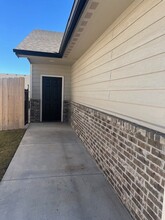1724-1726 S Hickory Crk St in Wichita, KS - Foto de edificio - Building Photo